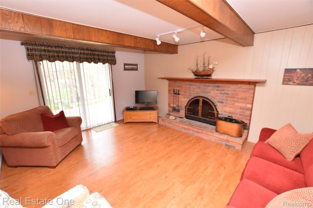 3275 Golfhill Drive, Waterford Charter Township, MI 48329