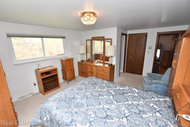3275 Golfhill Drive, Waterford Charter Township, MI 48329