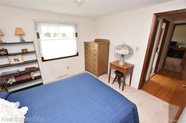 3275 Golfhill Drive, Waterford Charter Township, MI 48329