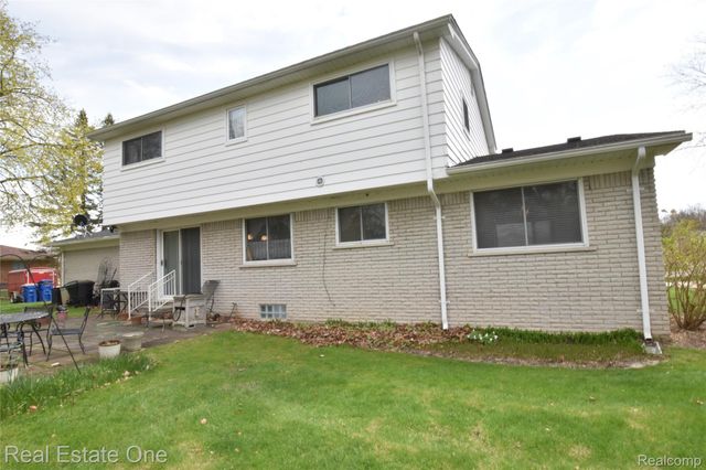 3275 Golfhill Drive, Waterford Charter Township, MI 48329