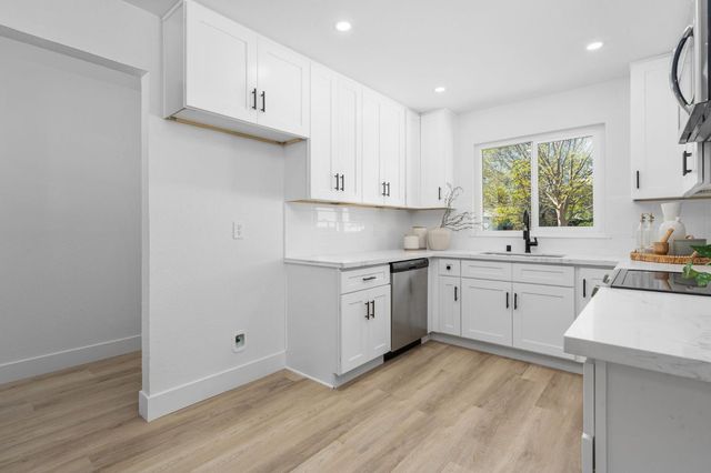 2627 Stanford Avenue, Clovis, CA 93611