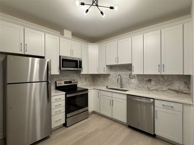 2100 Tanglewilde Street 626, Houston, TX 77063