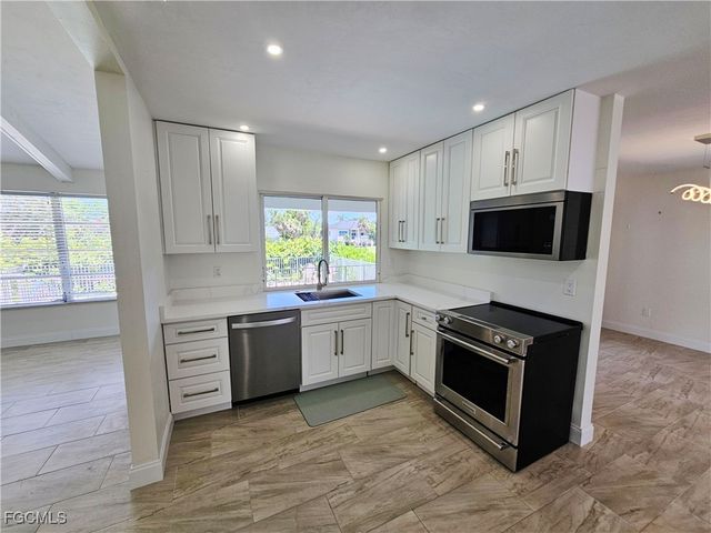 1242 Par View DR, Sanibel, FL 33957