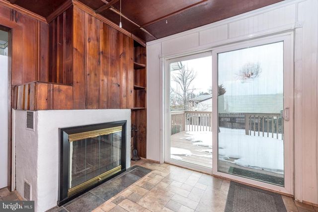 2002 EDGELY RD, Levittown, PA 19057