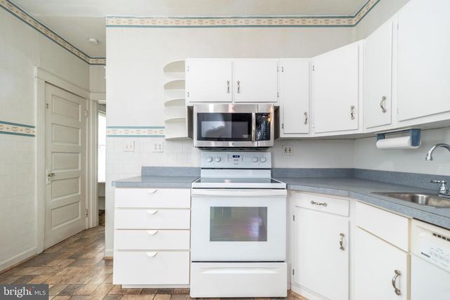 2002 EDGELY RD, Levittown, PA 19057