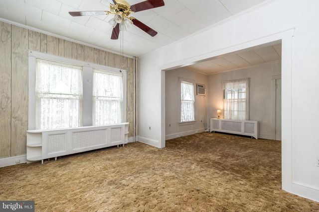 2002 EDGELY RD, Levittown, PA 19057