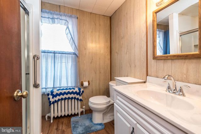 2002 EDGELY RD, Levittown, PA 19057