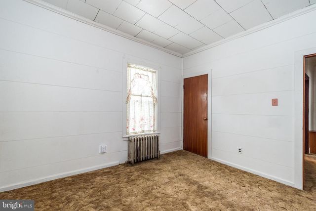 2002 EDGELY RD, Levittown, PA 19057