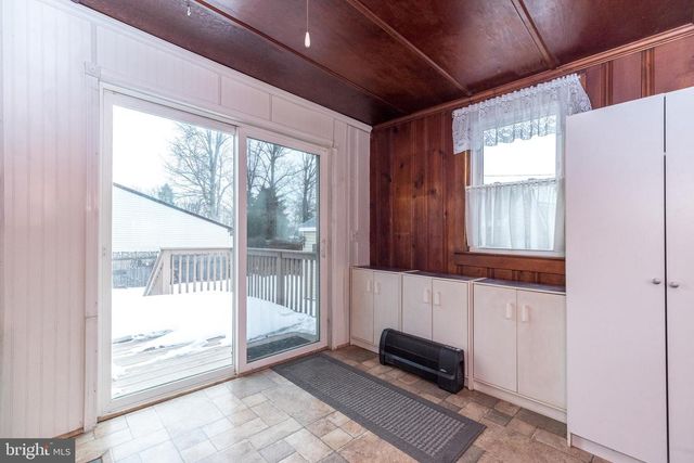 2002 EDGELY RD, Levittown, PA 19057