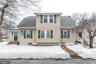 2002 EDGELY RD, Levittown, PA 19057