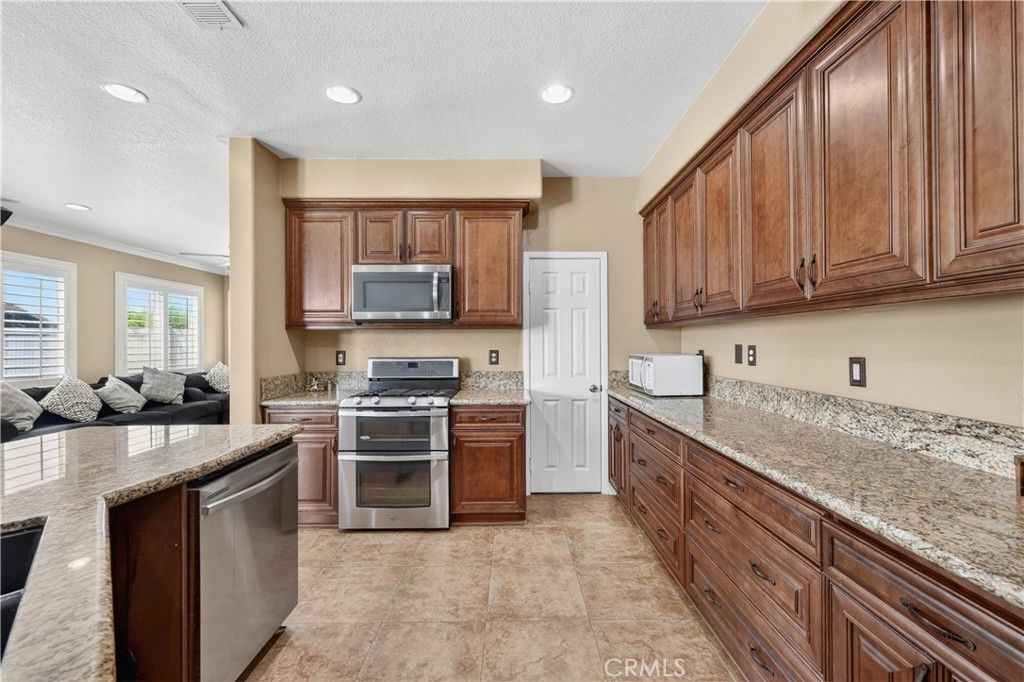 Image 18 of property listing at 27708 Carlton Oaks Street, Murrieta, CA 92562