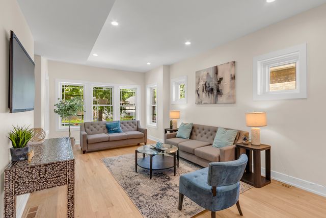 5029 W Windsor Avenue, Chicago, IL 60630