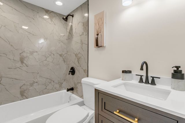 5029 W Windsor Avenue, Chicago, IL 60630
