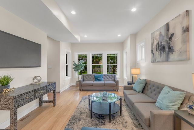 5029 W Windsor Avenue, Chicago, IL 60630