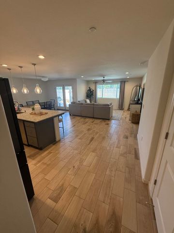 2121 E Oak Avenue, Visalia, CA 93292