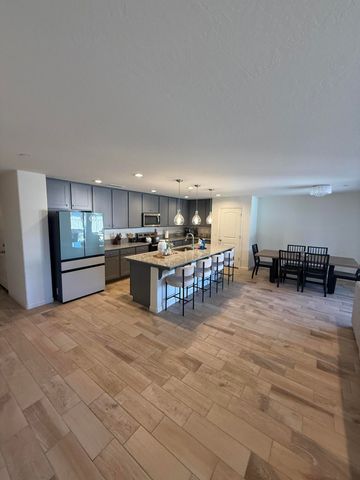 2121 E Oak Avenue, Visalia, CA 93292