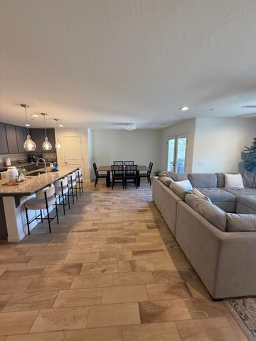 2121 E Oak Avenue, Visalia, CA 93292