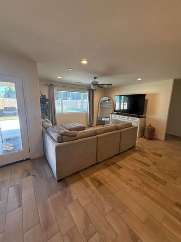2121 E Oak Avenue, Visalia, CA 93292
