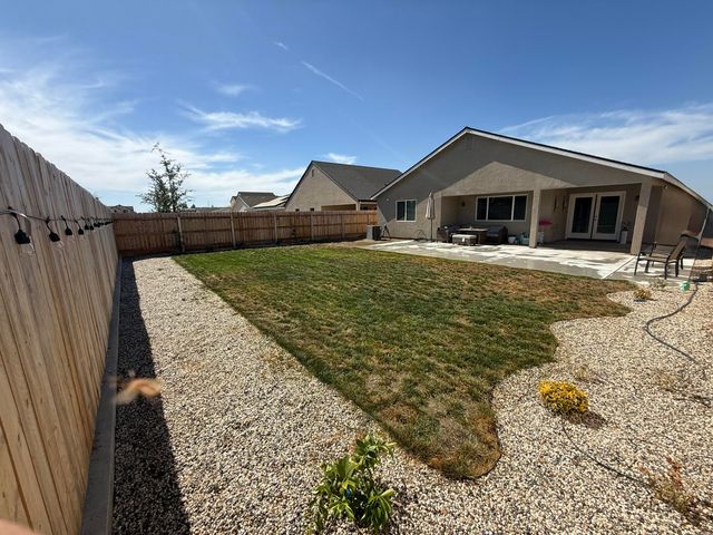 2121 E Oak Avenue, Visalia, CA 93292