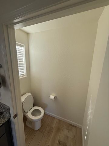 2121 E Oak Avenue, Visalia, CA 93292