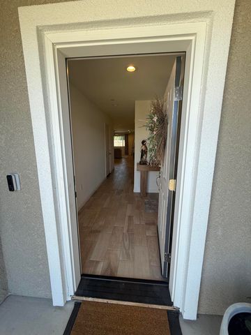 2121 E Oak Avenue, Visalia, CA 93292