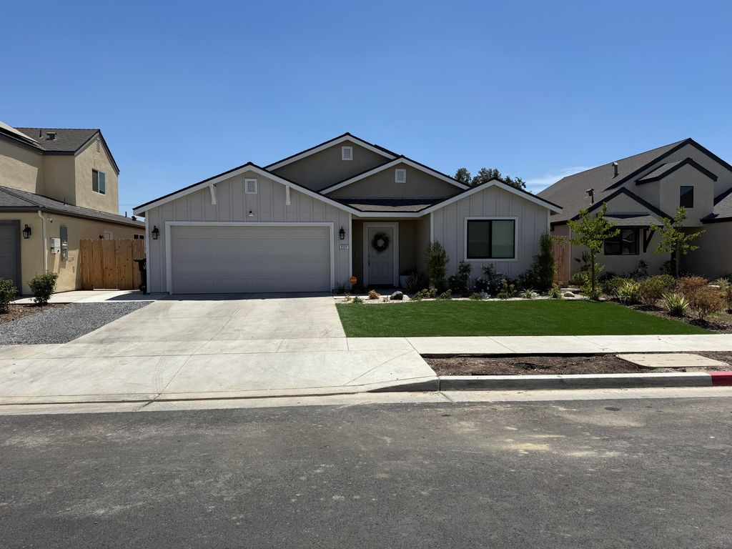 2121 E Oak Avenue, Visalia, CA 93292