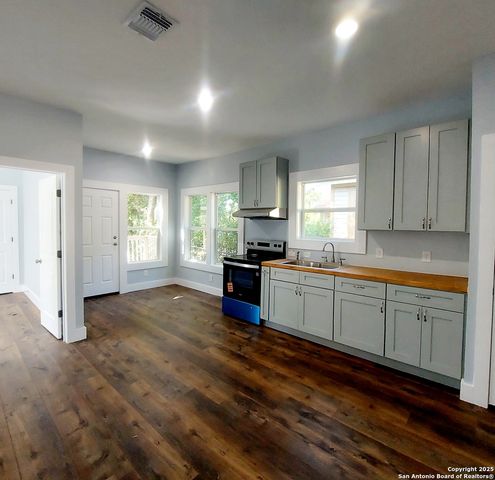 2710 E Houston St, San Antonio, TX 78202