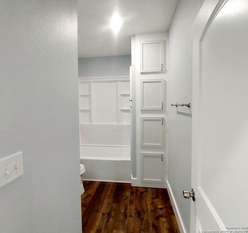 2710 E Houston St, San Antonio, TX 78202