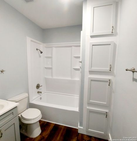 2710 E Houston St, San Antonio, TX 78202