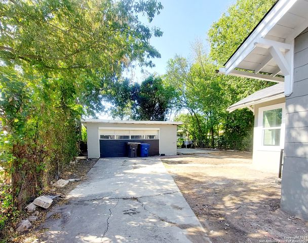 2710 E Houston St, San Antonio, TX 78202