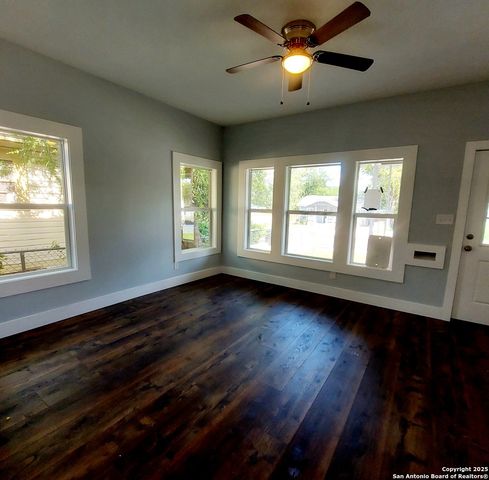 2710 E Houston St, San Antonio, TX 78202