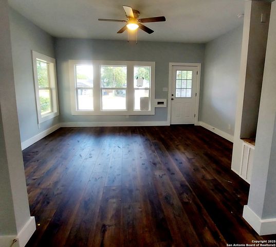 2710 E Houston St, San Antonio, TX 78202