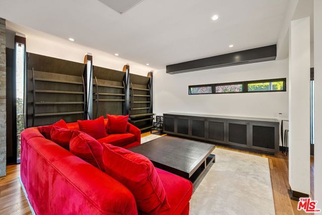 215 S Anita Avenue, Los Angeles, CA 90049