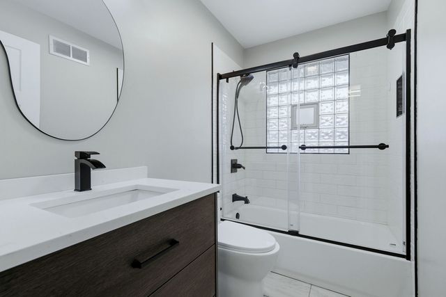 28W032 Roosevelt Road, Winfield, IL 60190