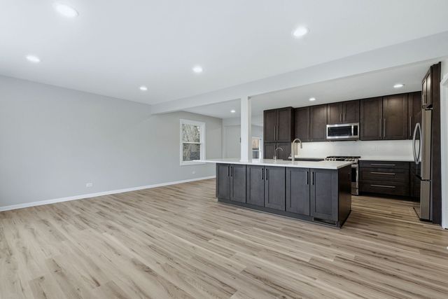 28W032 Roosevelt Road, Winfield, IL 60190