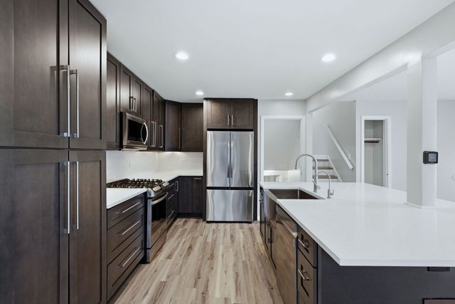 28W032 Roosevelt Road, Winfield, IL 60190