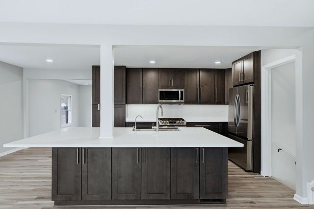 28W032 Roosevelt Road, Winfield, IL 60190