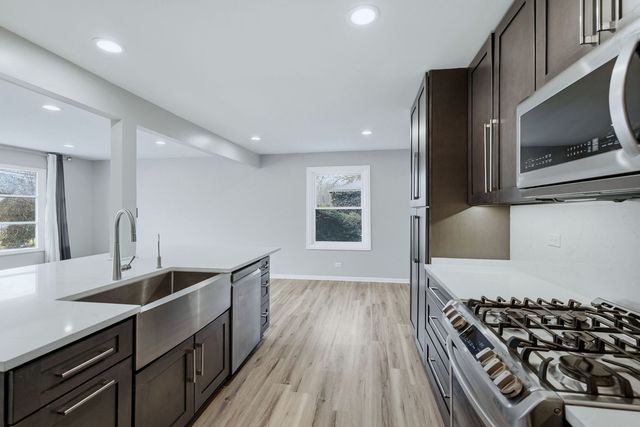 28W032 Roosevelt Road, Winfield, IL 60190