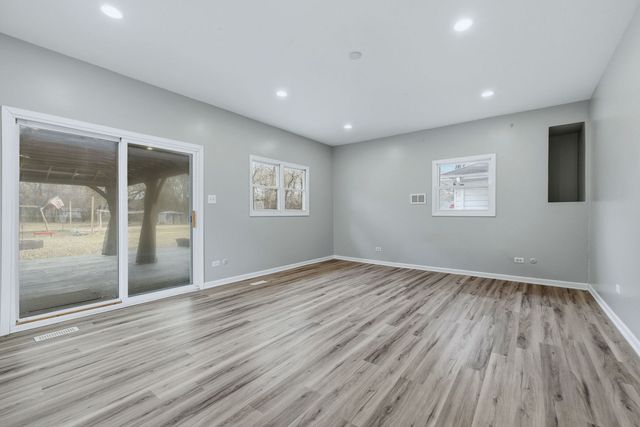 28W032 Roosevelt Road, Winfield, IL 60190