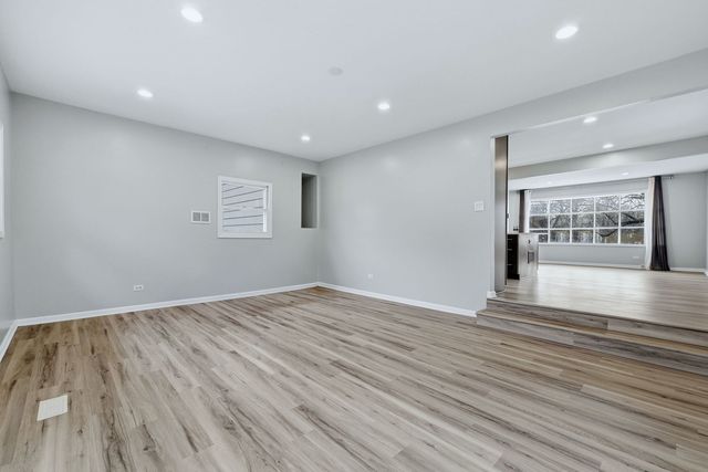 28W032 Roosevelt Road, Winfield, IL 60190