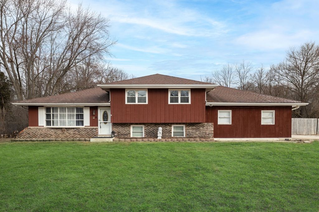 28W032 Roosevelt Road, Winfield, IL 60190