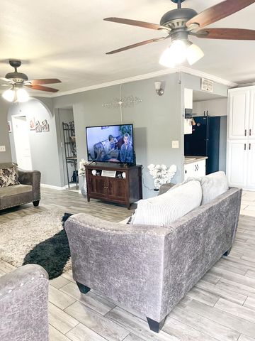 1412 E Springville Avenue, Porterville, CA 93257