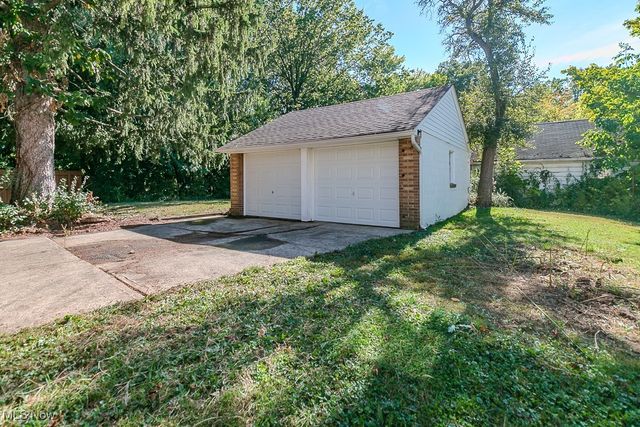 1526 E 298th Street, Wickliffe, OH 44092