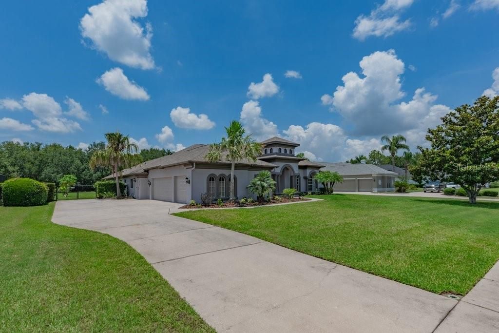 Image 3 of property listing at 5507 KEELER OAK STREET, Lithia, FL 33547