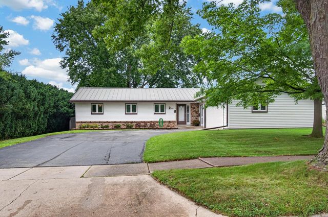 650 Meadow LANE, Burlington, WI 53105
