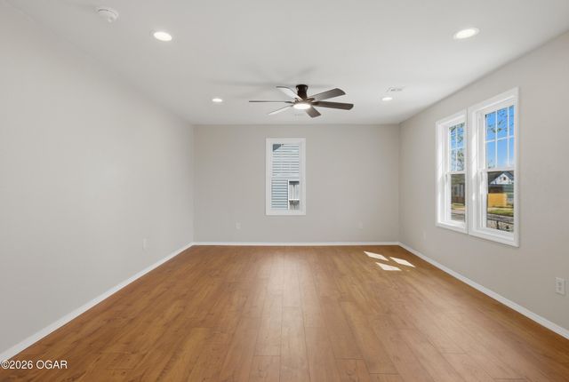 18 S Ball Street, Webb City, MO 64870