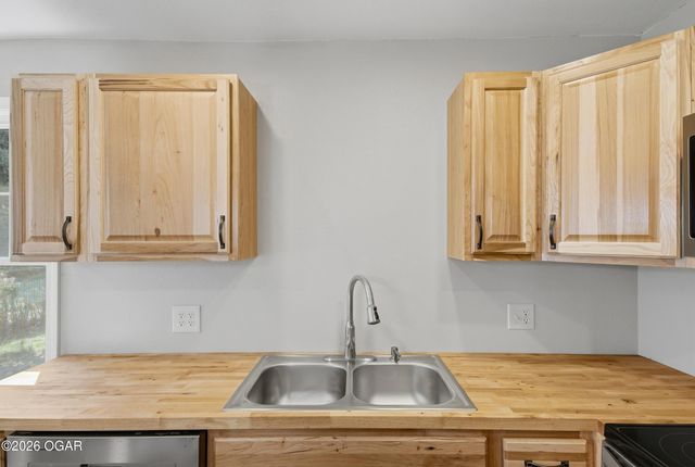 18 S Ball Street, Webb City, MO 64870