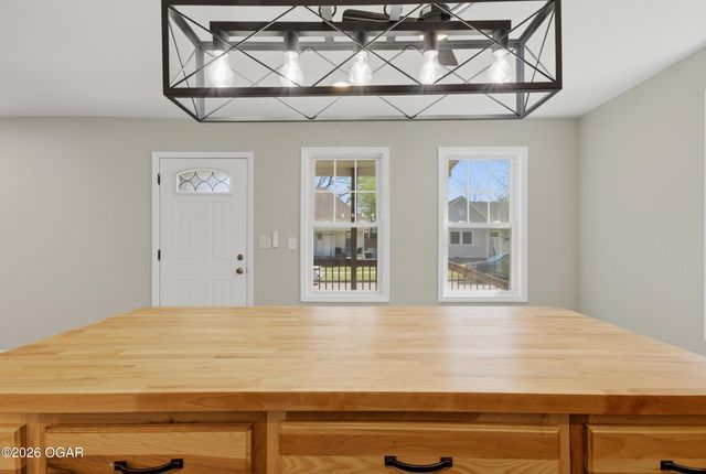 18 S Ball Street, Webb City, MO 64870