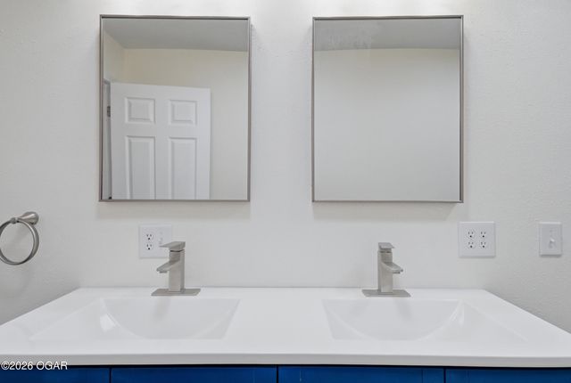 18 S Ball Street, Webb City, MO 64870