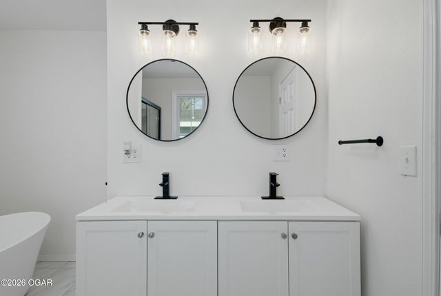 18 S Ball Street, Webb City, MO 64870